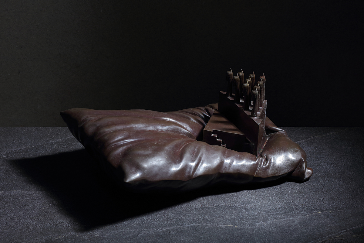 段存真　夢的重量-失衡　43×32×17cm　青銅　2012